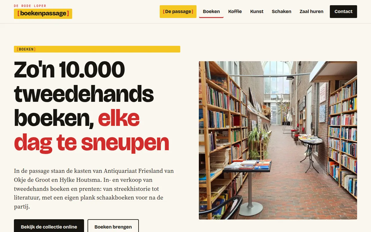 Pagina Boeken met de kop Zo'n 10.000 tweedehands boeken, elke dag te sneupen en een foto van de kasten van Antiquariaat Friesland