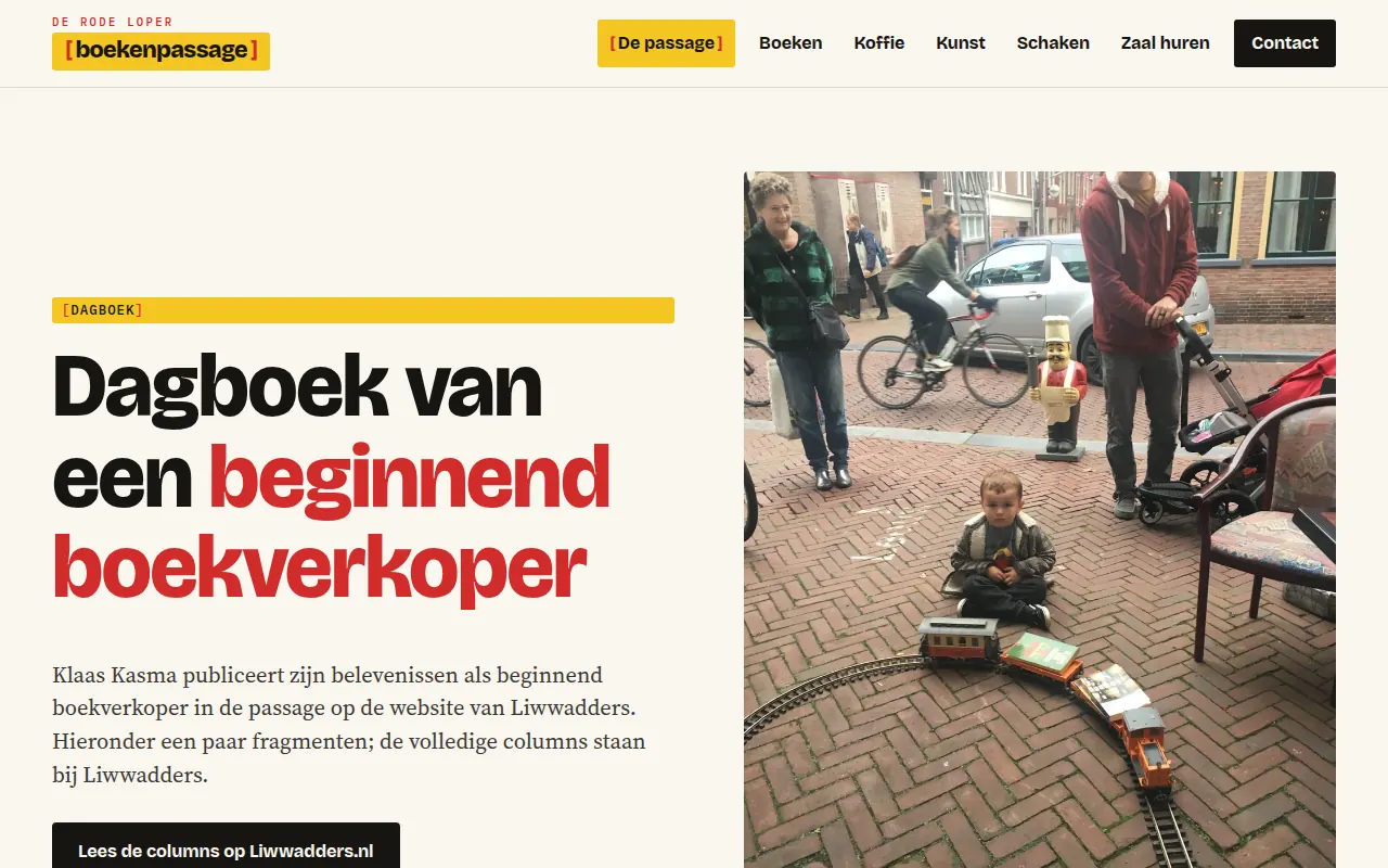 Pagina Dagboek van een beginnend boekverkoper met een foto van een kind bij een speelgoedtrein op straat