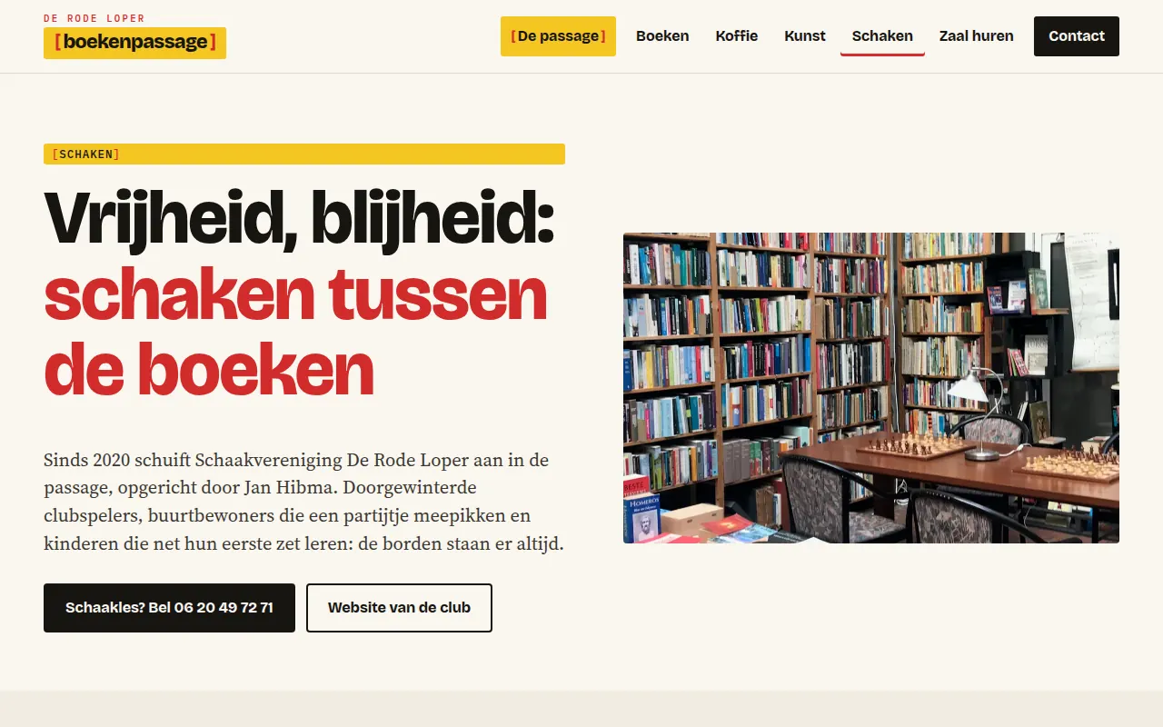 Pagina Schaken met de kop Vrijheid, blijheid: schaken tussen de boeken en een foto van schaaktafels tussen de kasten