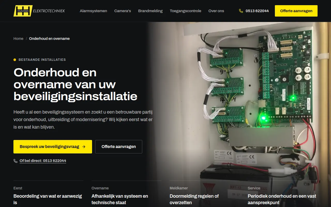 Pagina Onderhoud en overname: een geopende alarmcentrale naast de kop Onderhoud en overname van uw beveiligingsinstallatie
