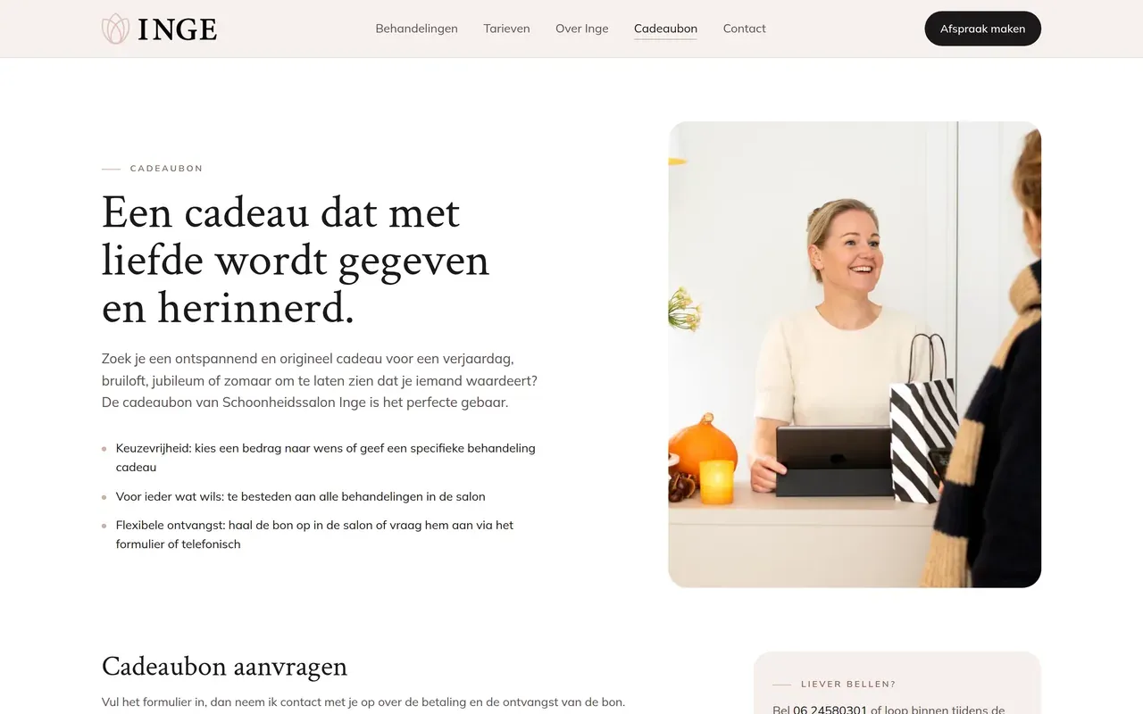 Cadeaubonpagina met een foto van Inge aan de balie en het aanvraagformulier