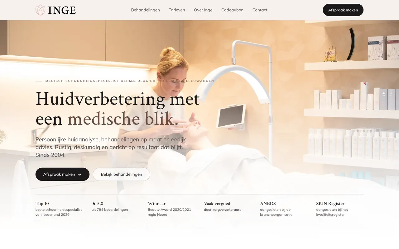 De nieuwe homepage van Medisch Schoonheidssalon Inge: witte menubalk, rustige foto uit de salon en de kop Huidverbetering met een medische blik