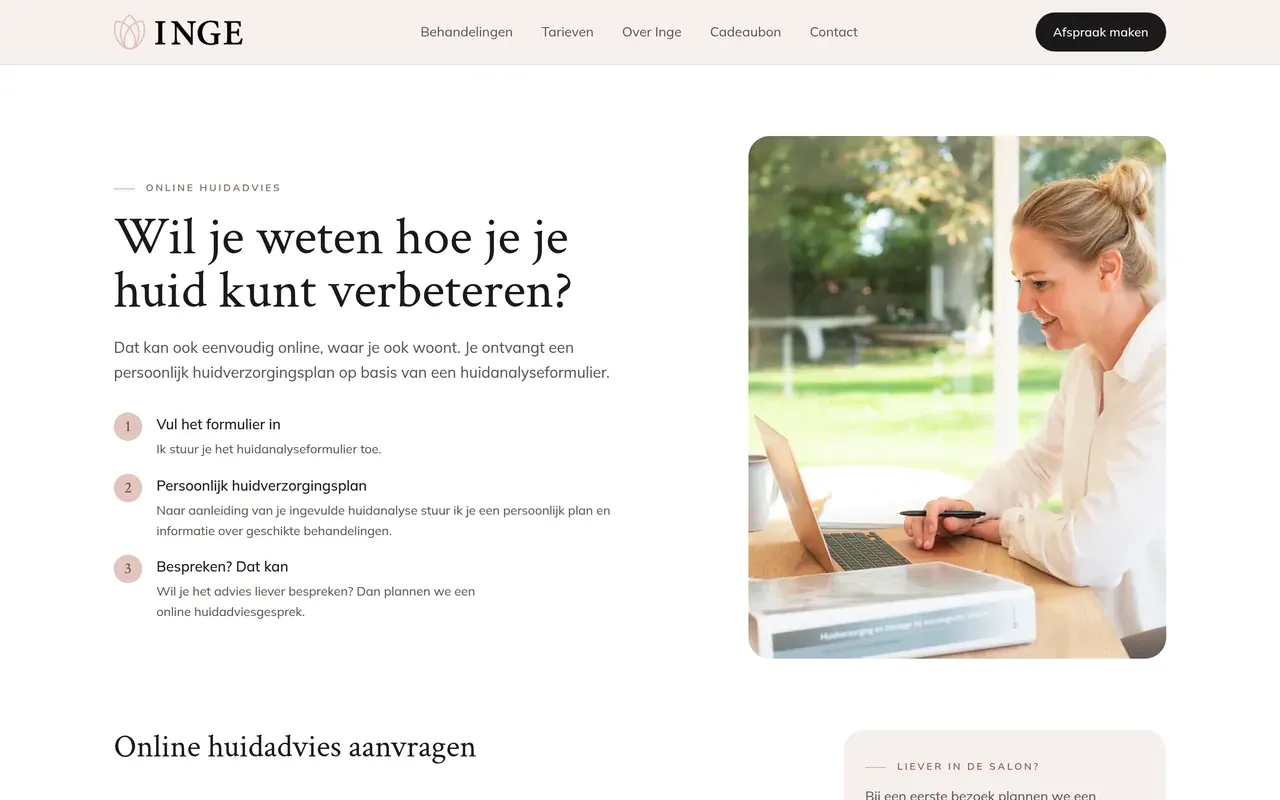 Pagina Online huidadvies met drie stappen en een foto van Inge achter de laptop