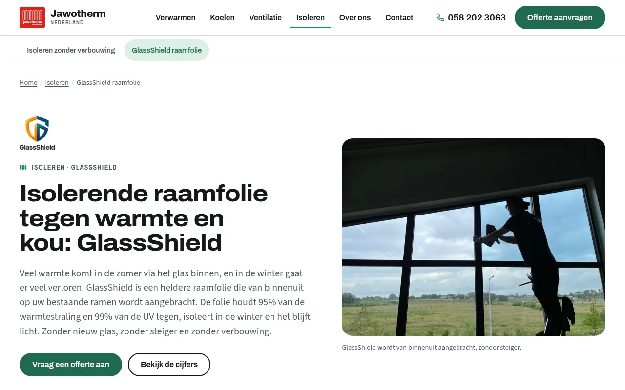Pagina GlassShield raamfolie: een monteur brengt folie aan op een groot raam met uitzicht op de polder