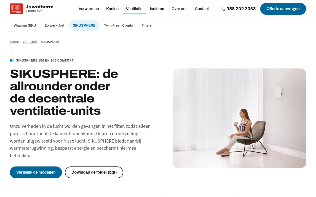 Pagina SIKUSPHERE: decentrale ventilatie met een vrouw in een stoel bij het raam en een ventilatie-unit aan de muur