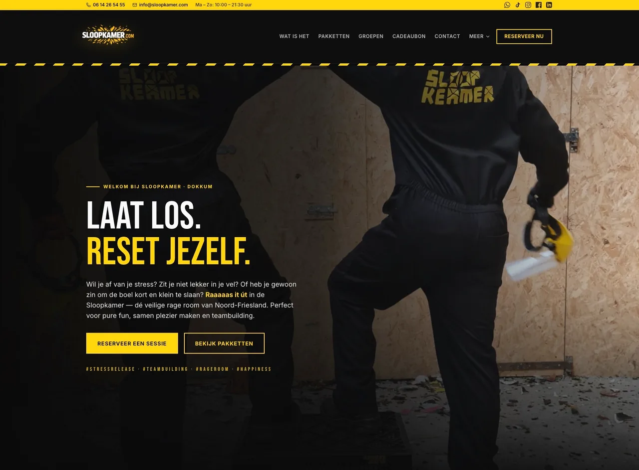 Homepage van Sloopkamer.com met donkere rage-room hero en gele call-to-action knoppen