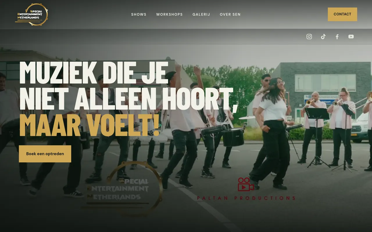 De nieuwe homepage van SEN: de kop Muziek die je niet alleen hoort, maar voelt! over een film van de band op straat, met de knop Boek een optreden