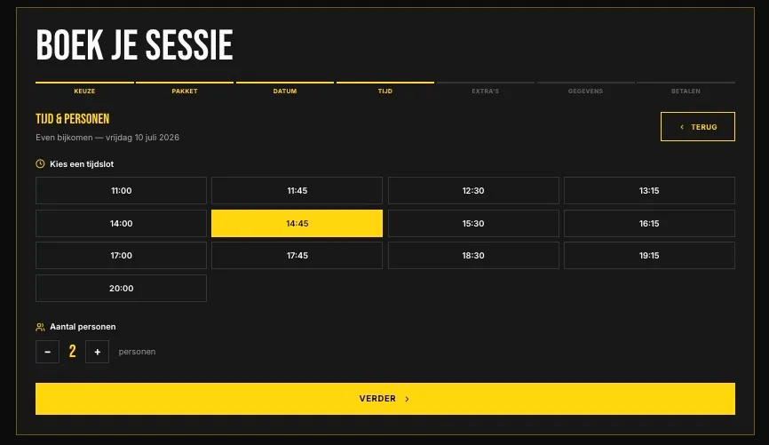 Nieuwe donkere boekingsflow met tijdslots, personenkeuze en gele actieve staat