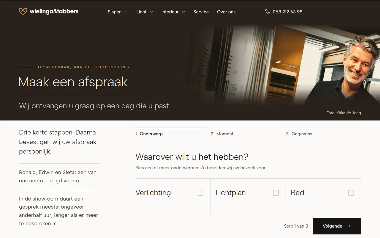Afspraakpagina met drie stappen, de keuze Waarover wilt u het hebben en een foto van Ronald in de showroom