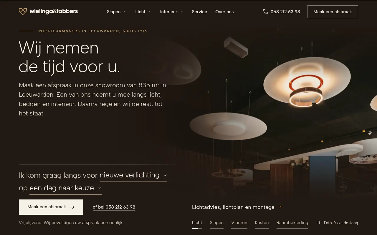 De nieuwe homepage van Wielinga & Tabbers: donkere opening met design hanglampen, de kop Wij nemen de tijd voor u en de zin om een afspraak te maken