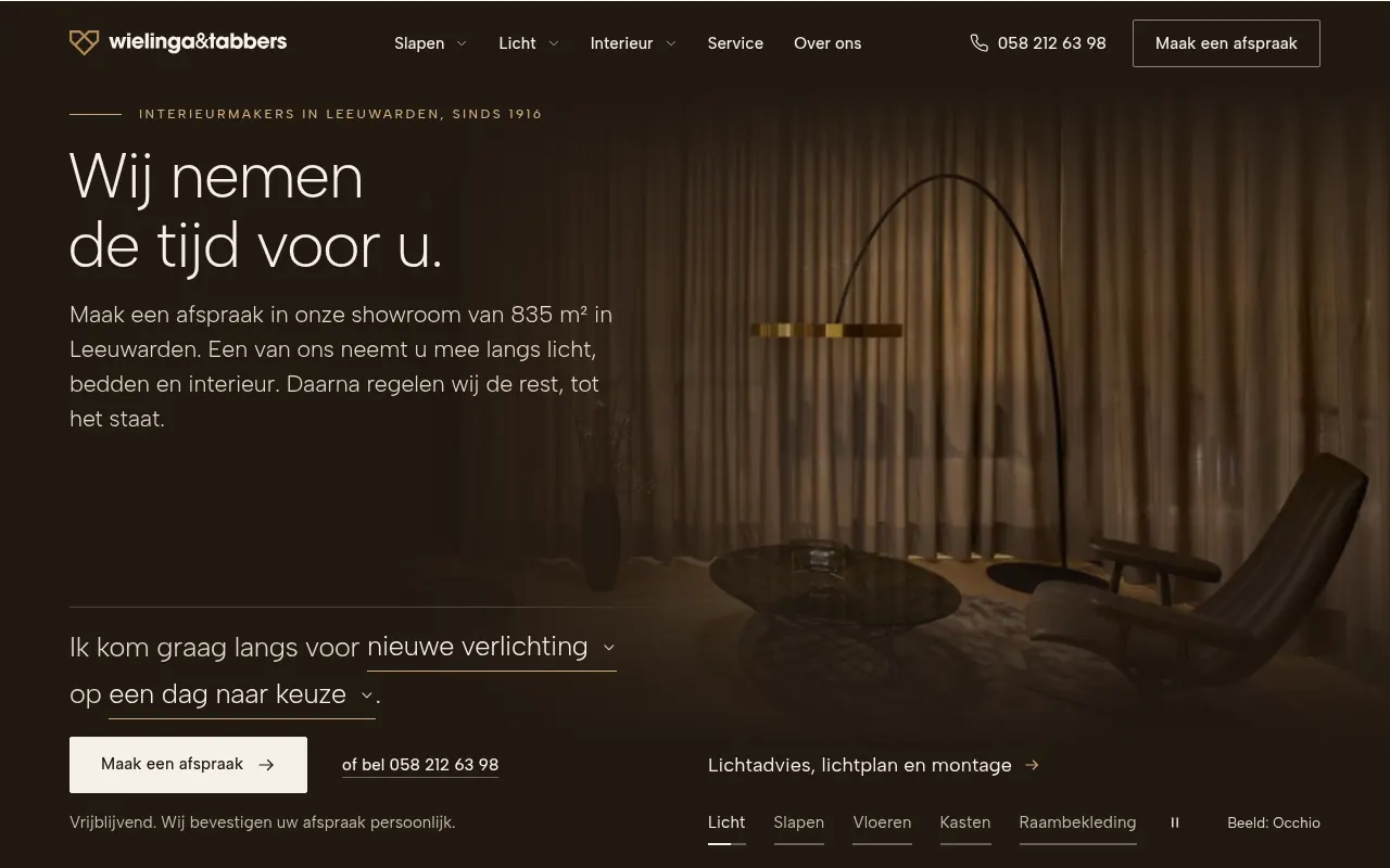 De nieuwe homepage van Wielinga & Tabbers: donkere opening met een zitkamer met booglamp en fauteuil, de kop Wij nemen de tijd voor u en de zin om een afspraak te maken