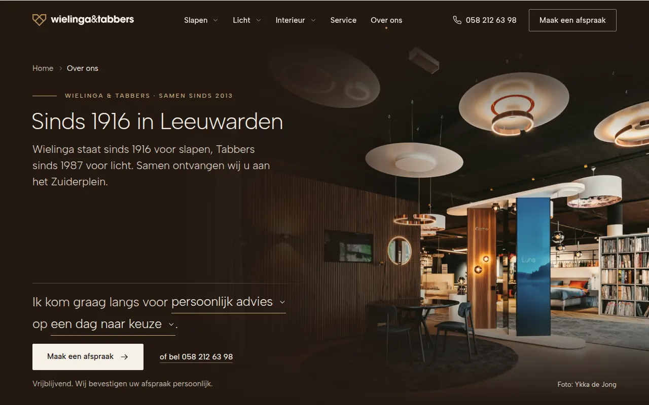 Pagina Over ons met de showroom vol lampen en de kop Sinds 1916 in Leeuwarden