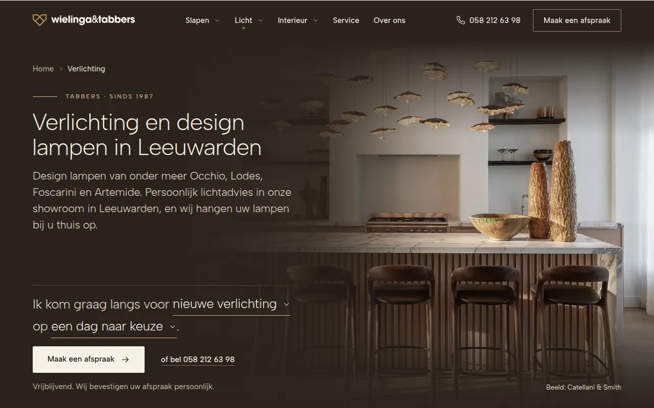 Pagina Verlichting van wielingaentabbers.nl: donkere opening met een keuken vol design hanglampen