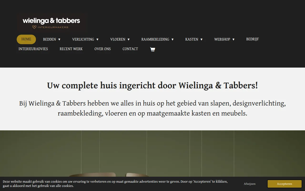 De oude JouwWeb-homepage van Wielinga & Tabbers: zwarte balk met een menu van twee regels en een winkelwagen, een grijze tekstbalk en onderin een cookiebanner