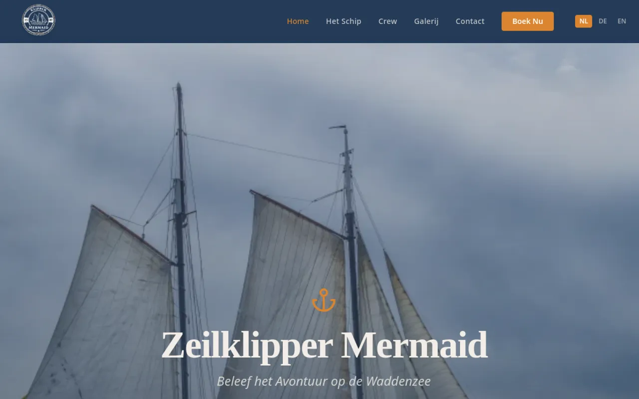 Homepagina van zeilklippermermaid.com — de website van Zeilklipper Mermaid met de tweemastklipper onder zeil op de Waddenzee.