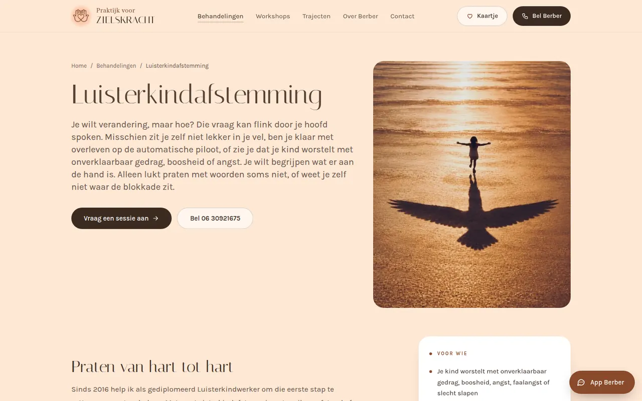 Pagina Luisterkindafstemming: haar eigen inleiding, knoppen om een sessie aan te vragen of te bellen en een foto van een kind op het strand met de schaduw van een vogel